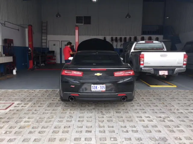 Chevrolet Camaro en mantenimiento