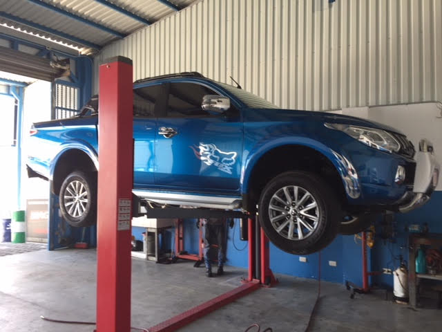 Pickup Mitsubishi en elevador hidráulico