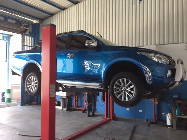 Pickup Mitsubishi en elevador hidráulico